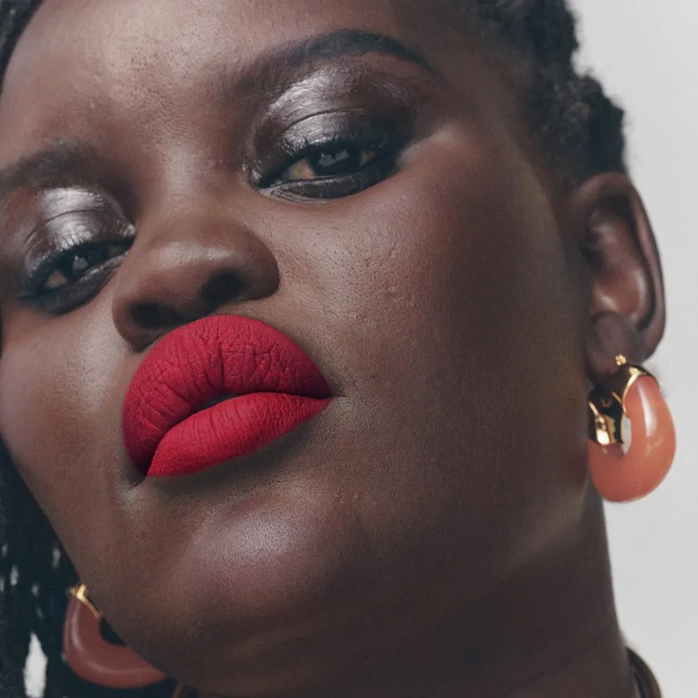Fenty Labial Líquido Velvet Icon tono THE MVP – by Rihanna|Rojo