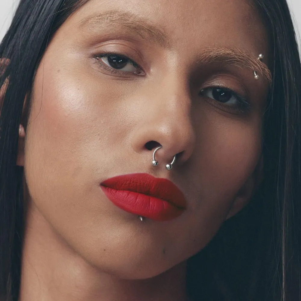 Fenty Labial Líquido Velvet Icon tono THE MVP – by Rihanna|Rojo