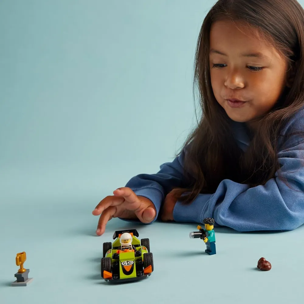 Lego City Coche de carreras verde clásico, juguete con minifiguras 4+