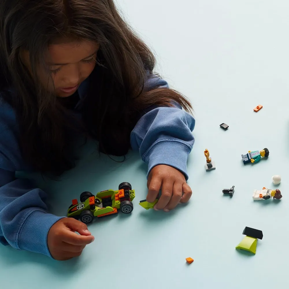 Lego City Coche de carreras verde clásico, juguete con minifiguras 4+