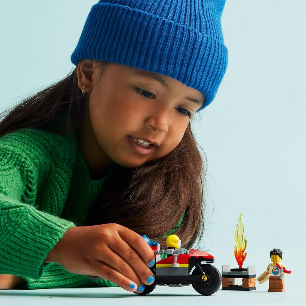 Lego City Set de juego de bomberos en motocicleta con 2 minifiguras