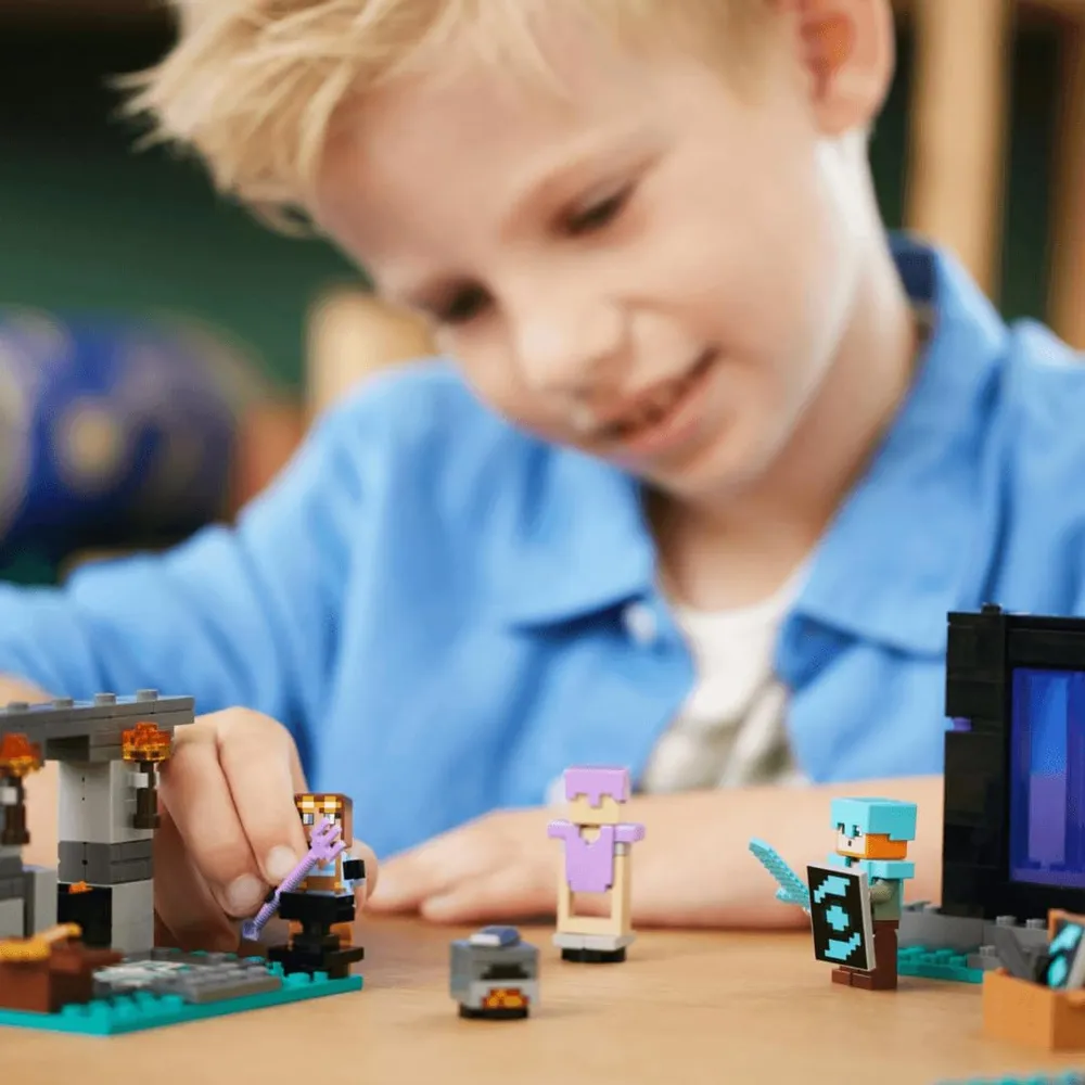Lego Minecraft Set Armería con figuras de Alex y el armero