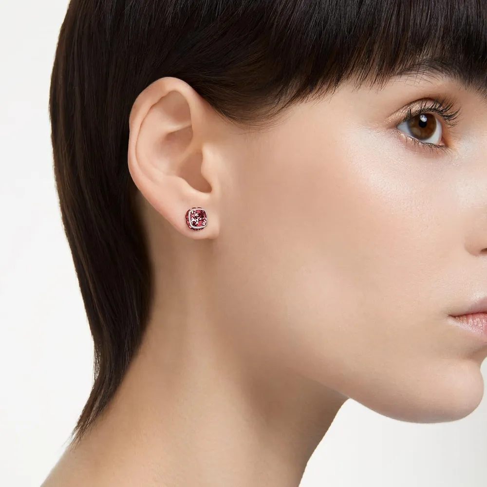 SWAROVSKI ARETES STUD CUADRADO BIRTHSTONE ENERO PARA MUJER | ROJO OSCURO
