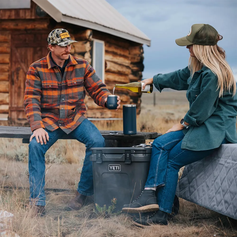 b0cqrxlrhq_3_webp.webp YETI Rambler Cooler forro de vino | Azul Marino