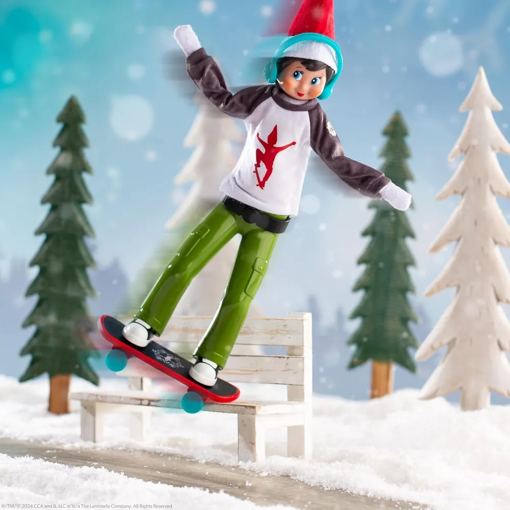 b0cs1sz5bk_4_webp.webp The Elf on the Shelf accesorios Holly Jolly Ollie patineta