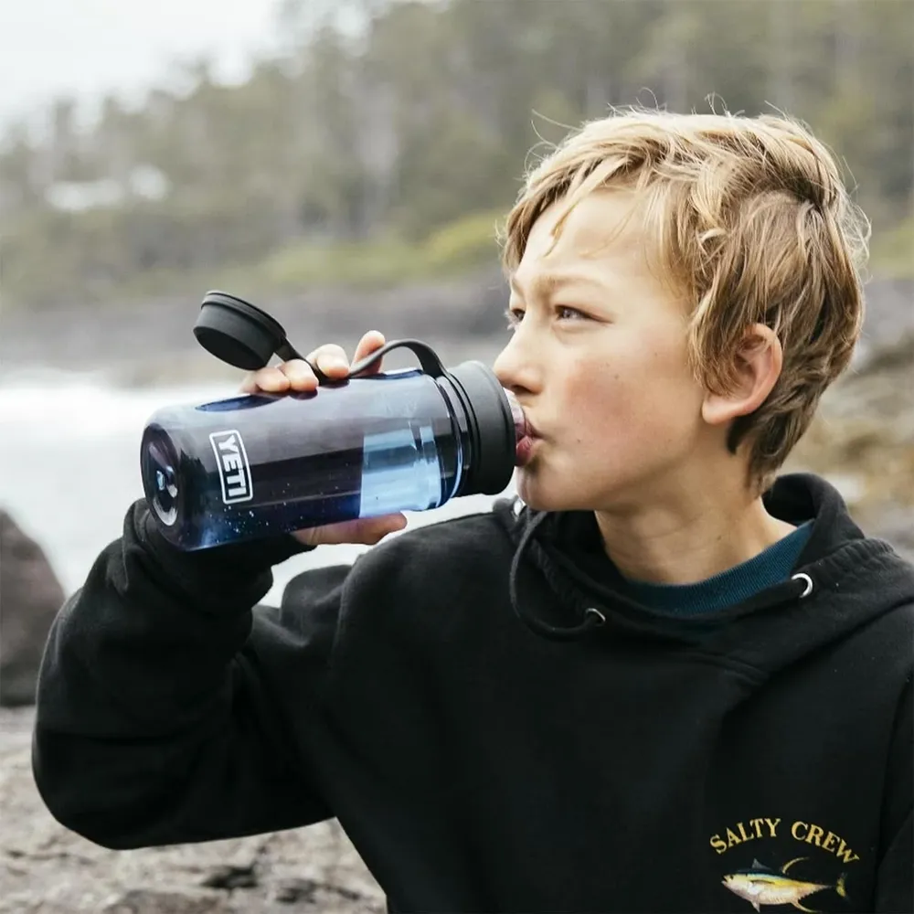 YETI Botella Yonder con Tapa de Amarre de 20 oz | Azul