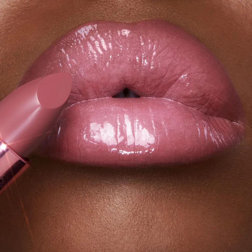 Charlotte Tilbury K.i.s.s.i.n.g Lápiz labial | Alfombra roja rosa - rosa pastel
