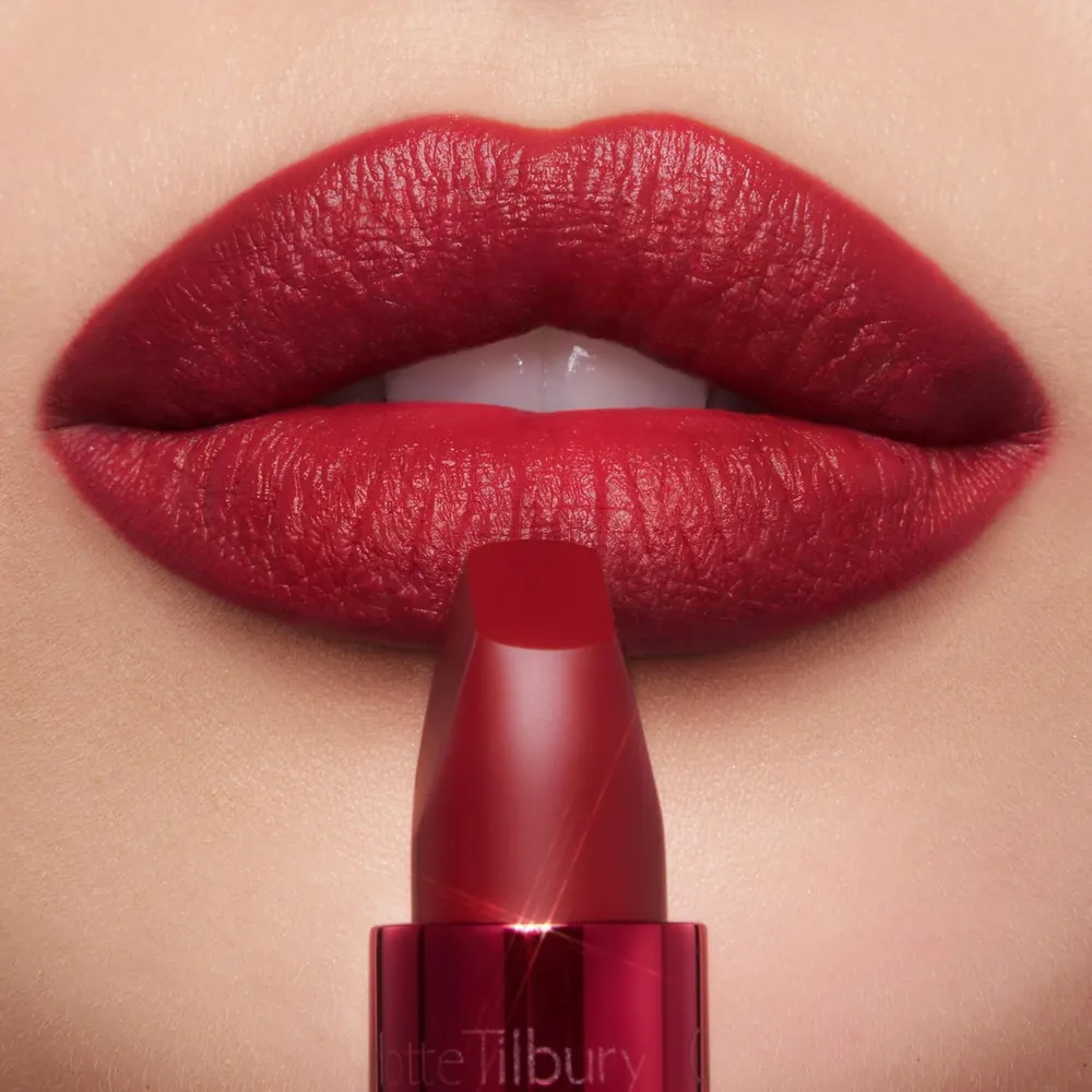 Charlotte Tilbury Revolution Lápiz labial mate | Cinematic Red - rojo cereza intenso