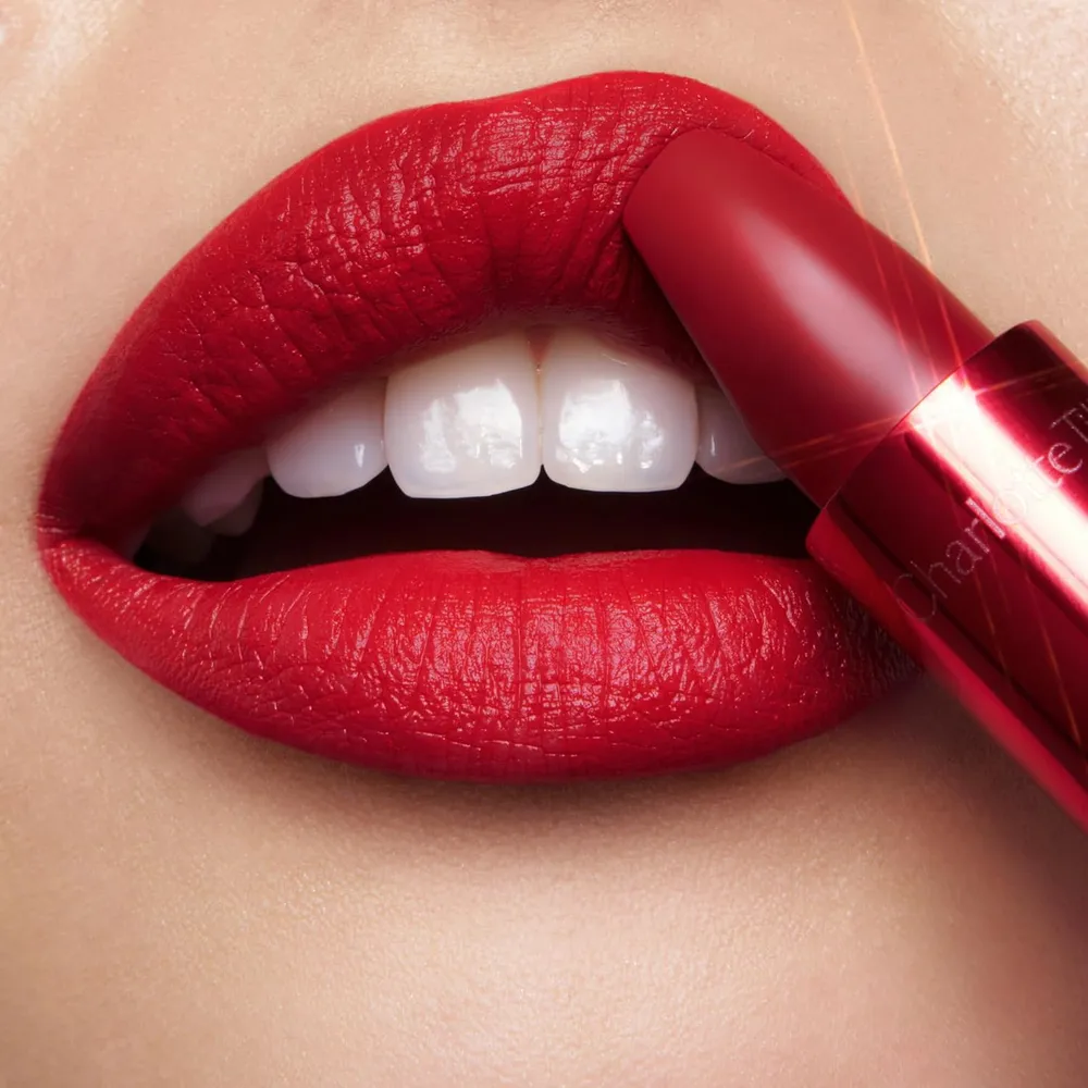 Charlotte Tilbury Revolution Lápiz labial mate | Pizzazz - rojo con tonos azules