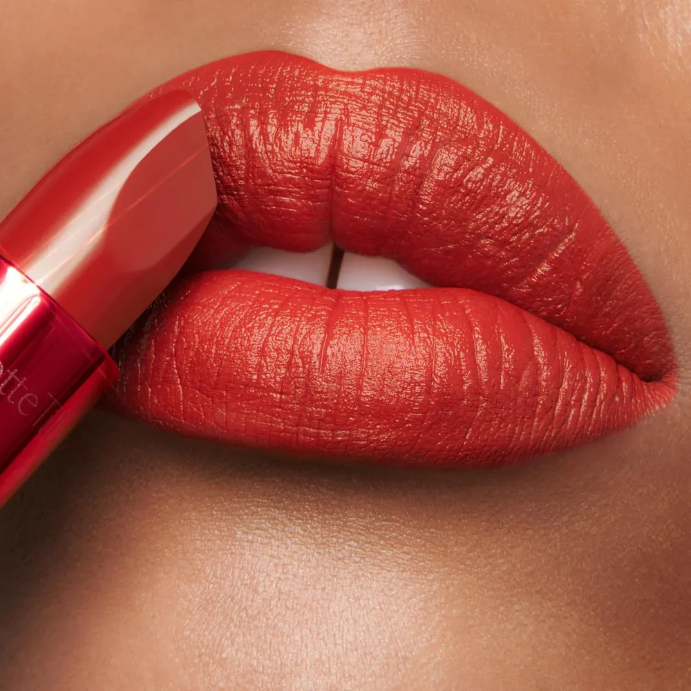 Charlotte Tilbury Revolution Lápiz labial mate | Llama Llama - rojo picante