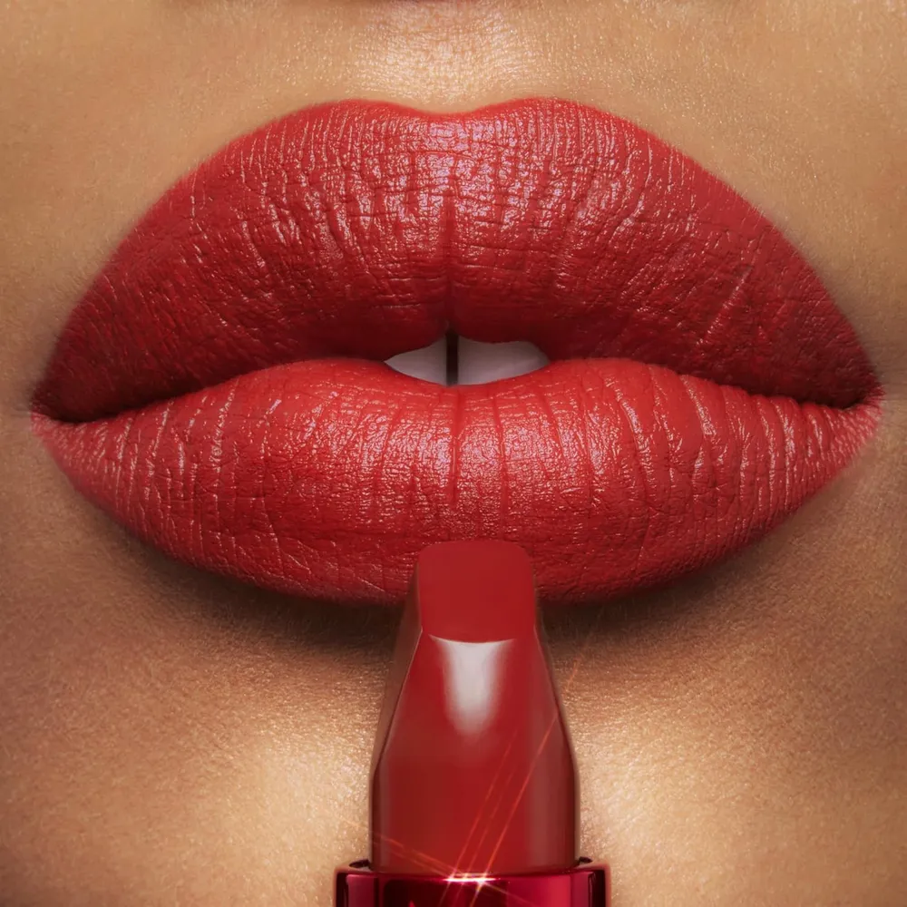 Charlotte Tilbury Revolution Lápiz labial mate | Mark Of A Kiss - rojo apagado