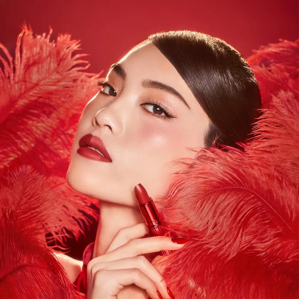 Charlotte Tilbury Revolution Lápiz labial mate | Mark Of A Kiss - rojo apagado
