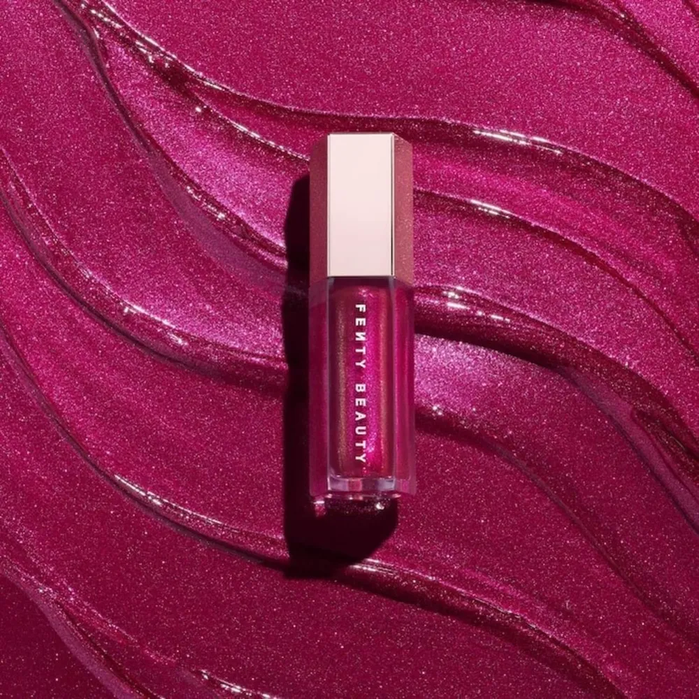 Fenty Brillo Labial Gloss Bomb Universal tono Fuchsia Flex 0.3 oz – by Rihanna|Fucsia
