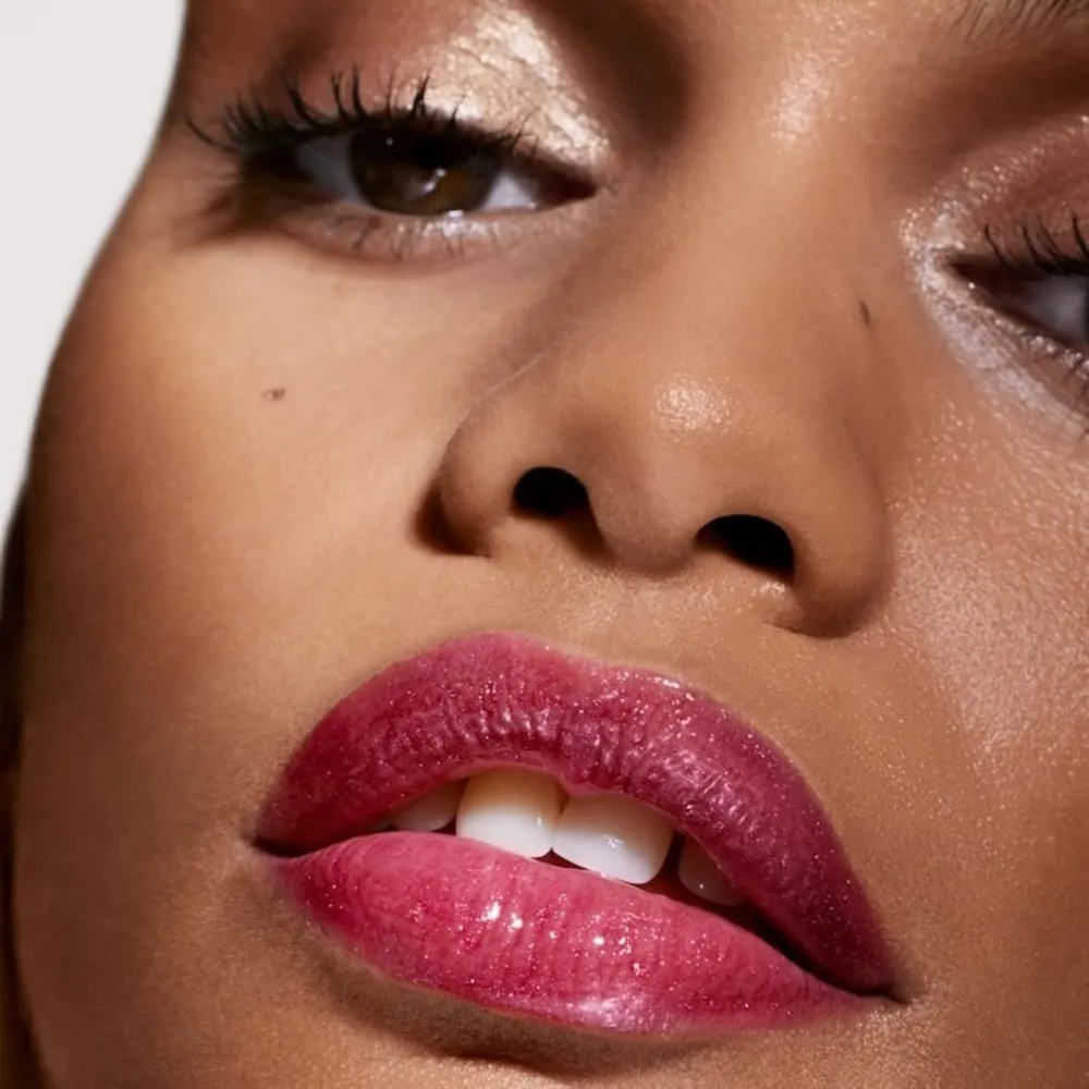 Fenty Brillo Labial Gloss Bomb Universal tono Fuchsia Flex 0.3 oz – by Rihanna|Fucsia