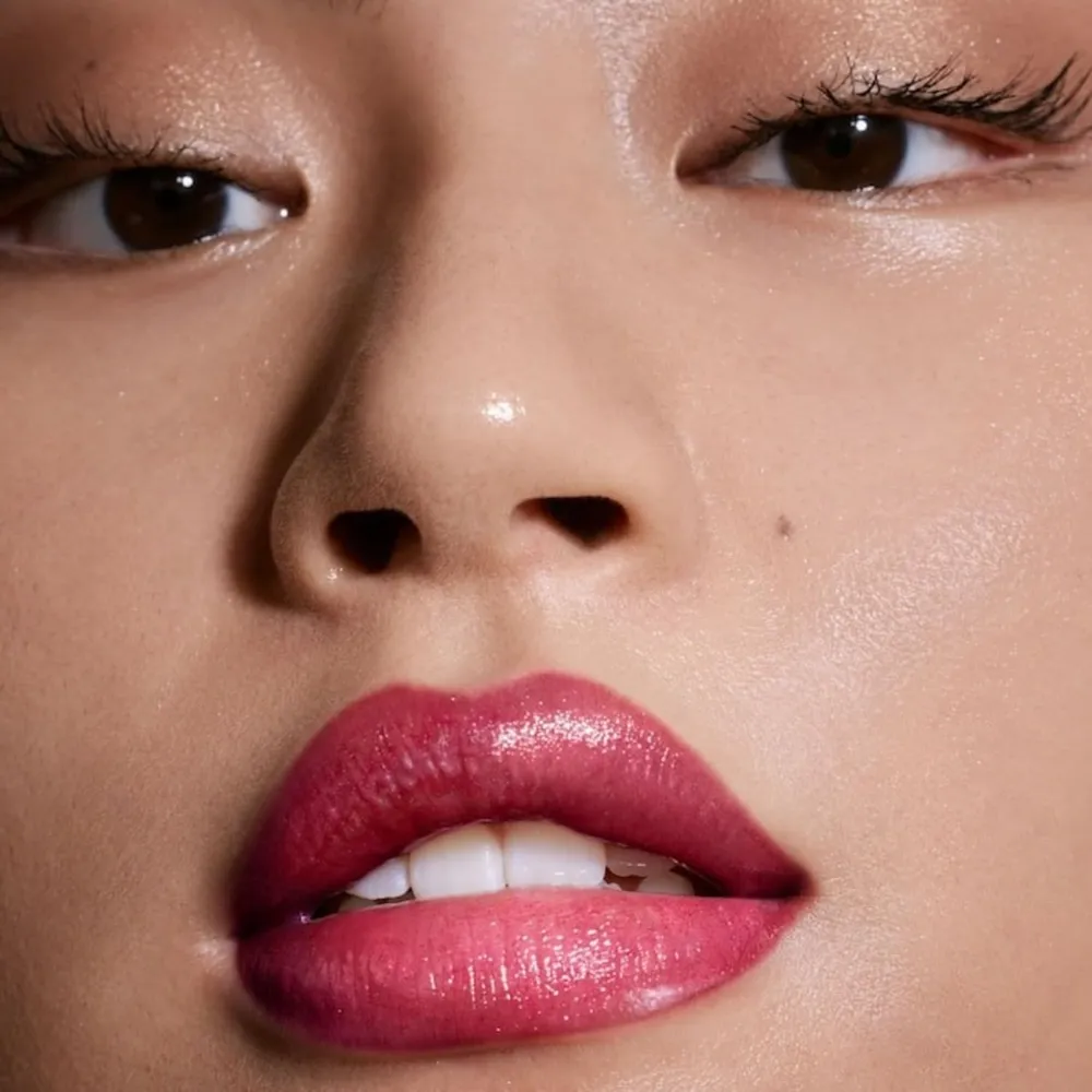 Fenty Brillo Labial Gloss Bomb Universal tono Fuchsia Flex 0.3 oz – by Rihanna|Fucsia