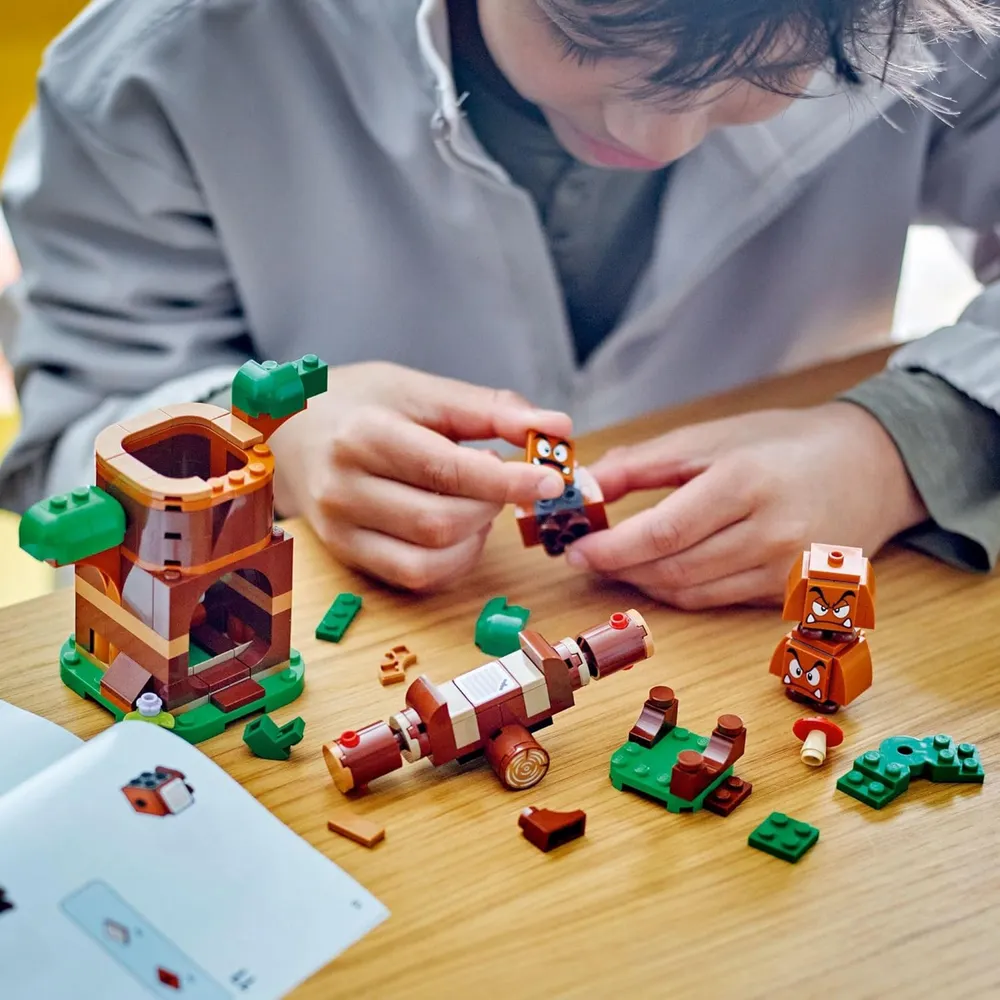 b0cv25p9mf_2_webp.webp Lego Super Mario Parque infantil de los Goombas, set de juego con 3 figuras