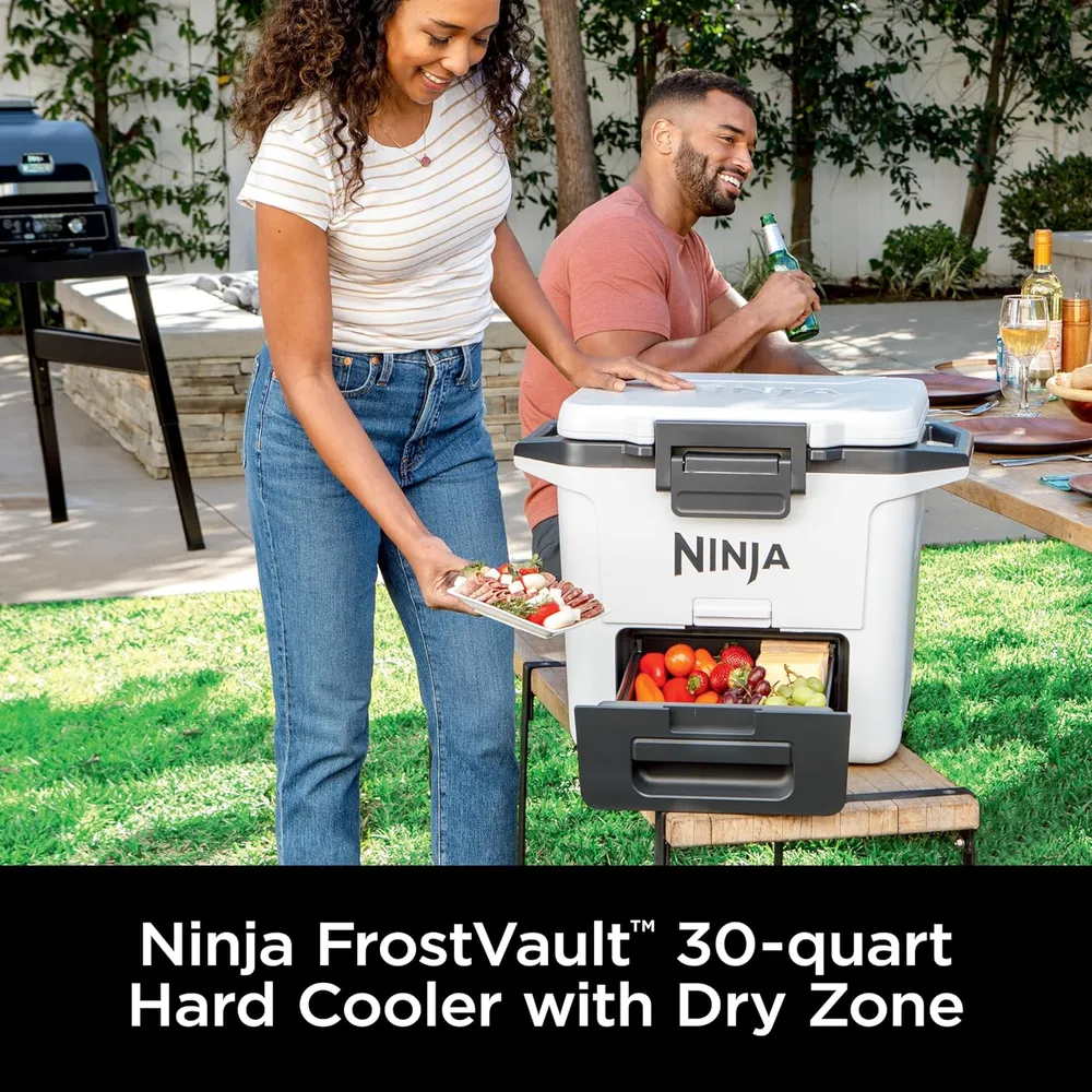 b0cv5nlpsx_1_webp.webp Ninja enfriador duro FB131WH Frostvault, con cajón seco, alta resistencia, 30 qt / 28,4 L | Blanco Nube