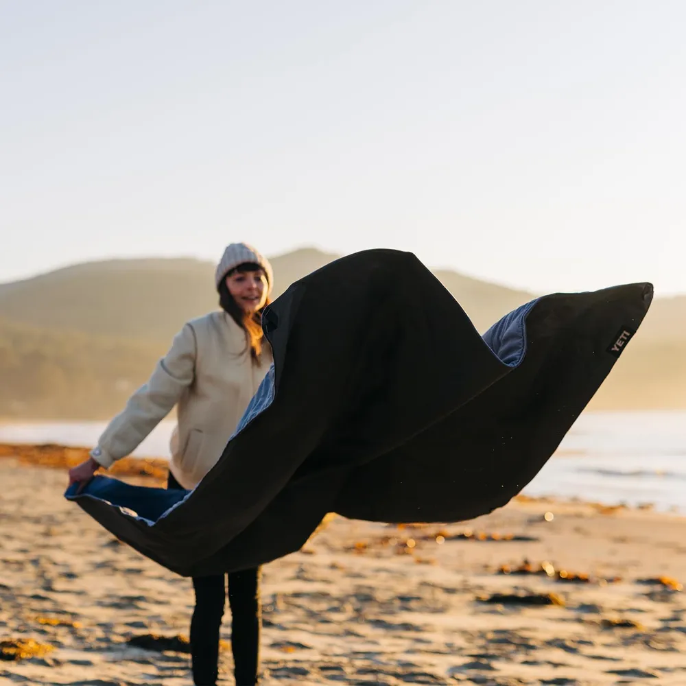 YETI Lowlamds Manta Multiusos con bolsita para viaje | Verde Olivo