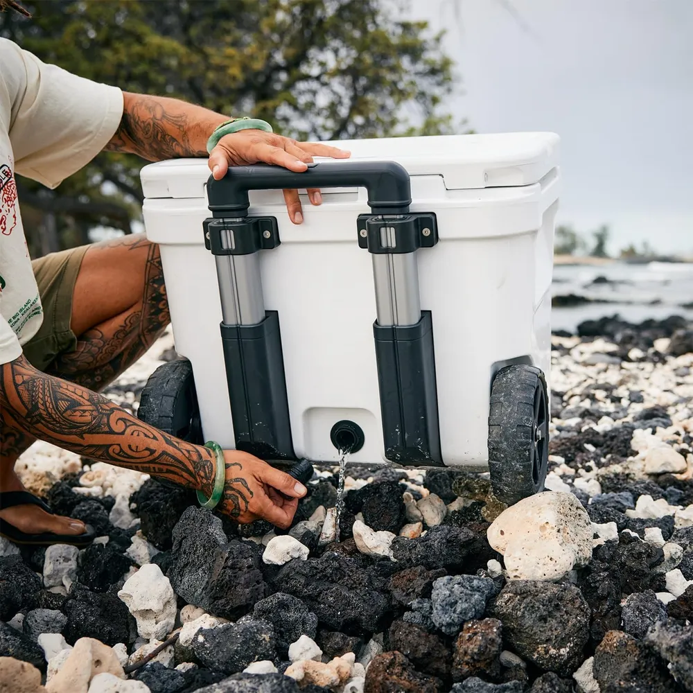 b0d1rhvhdz_3_webp.webp YETI Roadie 32 Cooler Con Ruedas Y Mango Retráctil | Blanco