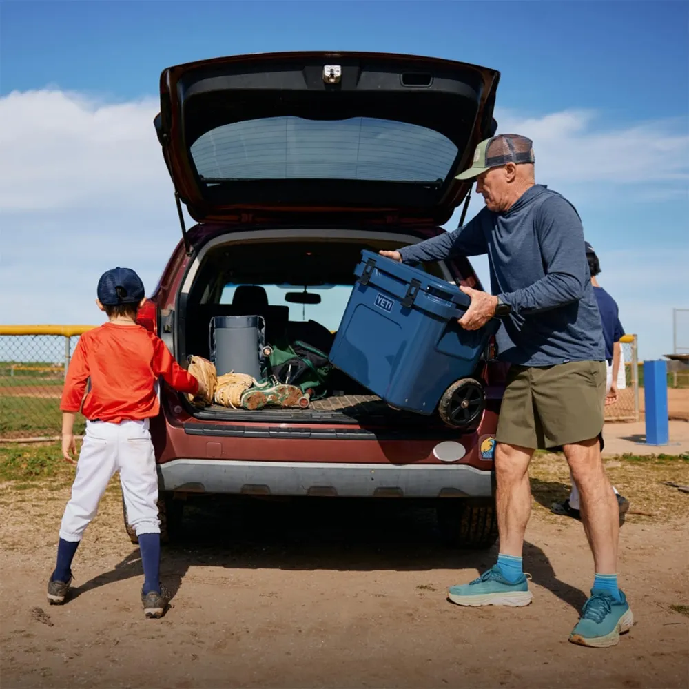 YETI Roadie 32 Cooler Con Ruedas Y Mango Retráctil | Azul Marino