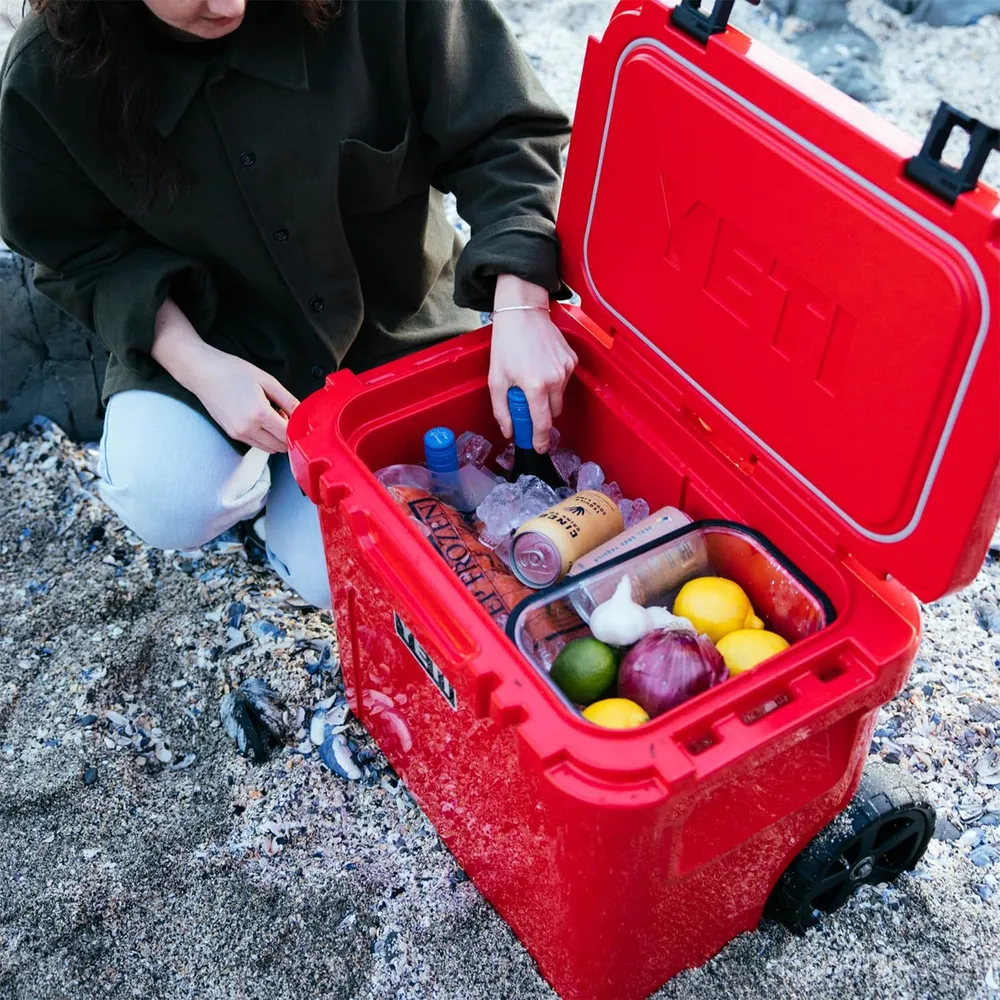b0d1rks49b_3_webp.webp YETI Roadie 32 Cooler Con Ruedas Y Mango Retráctil | Rojo
