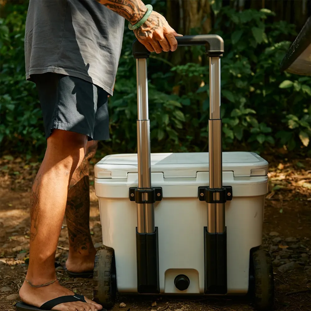b0d1s5m6jh_3_webp.webp YETI Roadie 32 Cooler Con Ruedas Y Mango Retráctil | Gris