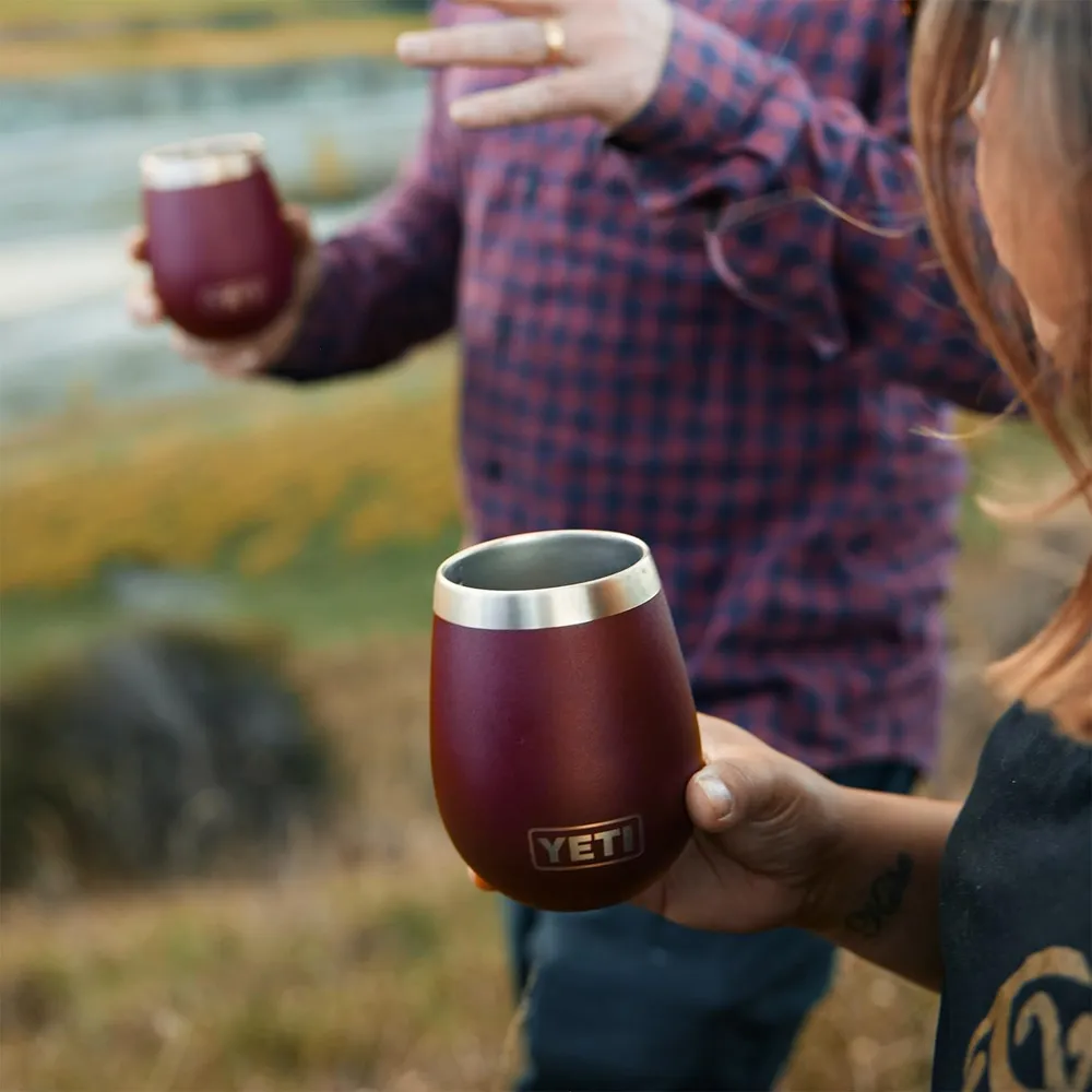 YETI Rambler Vaso de vino de 10 oz de acero inoxidable con tapa MagSlider color guinda