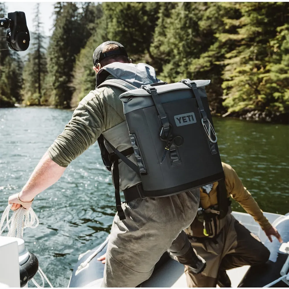 YETI Hopper M12 Cooler Portátil Protección Magnética | Guinda