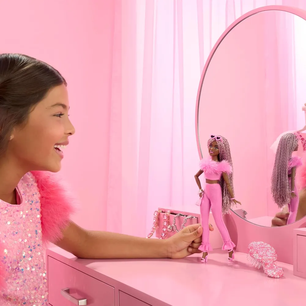 BARBIE DELUXE ESTILO 4 BARBIECORE CON TRENZAS ROSA Y MARRÓN