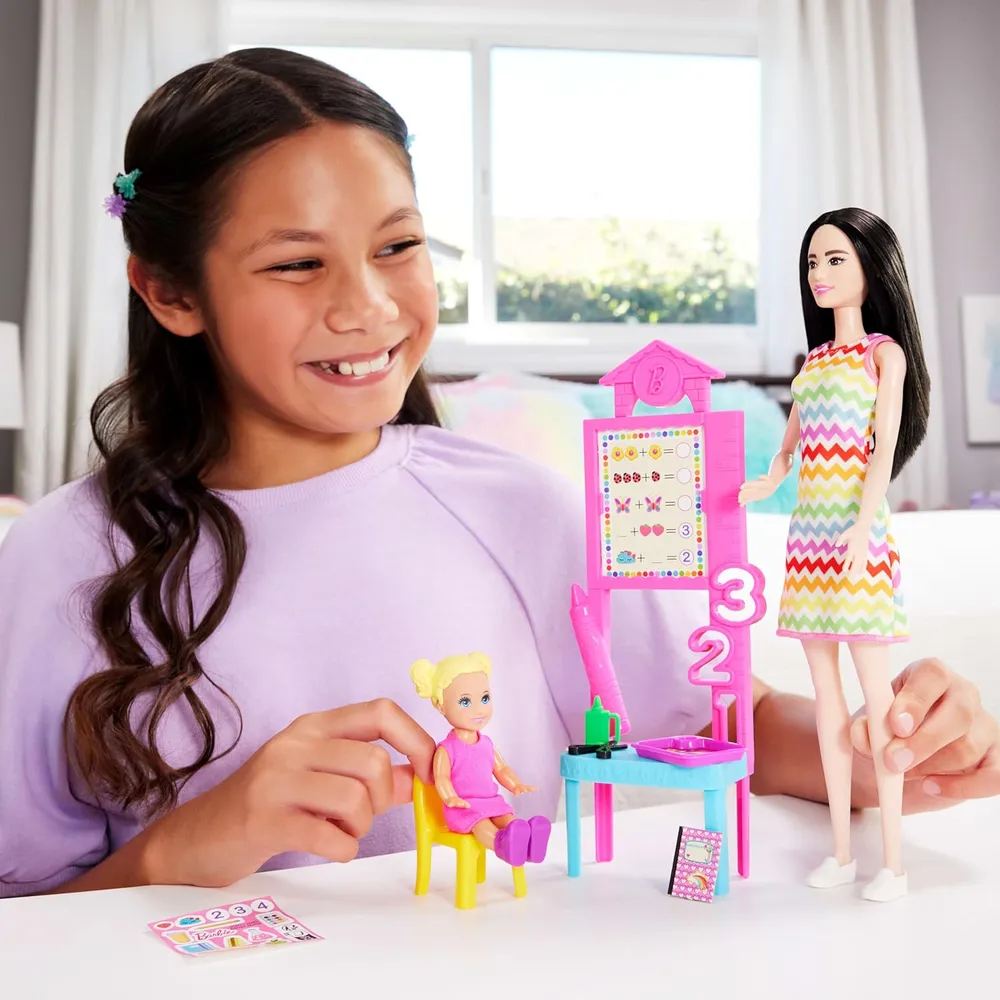 BARBIE MAESTRA SET CON MUÑECA RUBIA Y ACCESORIOS ESCOLARES