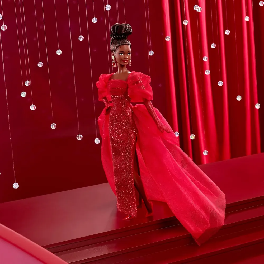 BARBIE SIGNATURE 80 ANIVERSARIO MUÑECA MORENA VESTIDO ROJO