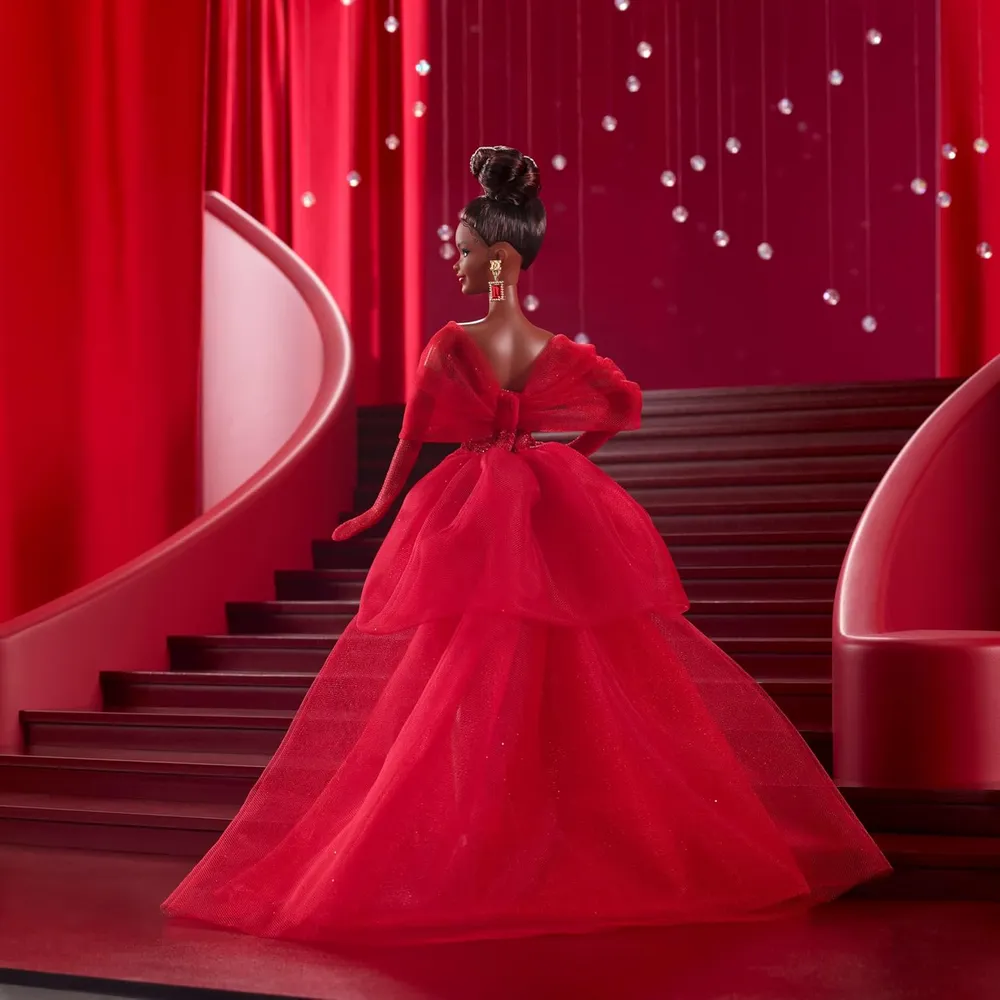 BARBIE SIGNATURE 80 ANIVERSARIO MUÑECA MORENA VESTIDO ROJO