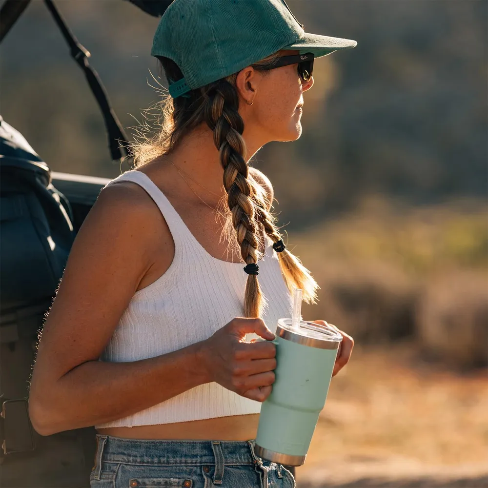 YETI Rambler Pack 2 vaso con sorbete de 25 oz de color gris y naranja