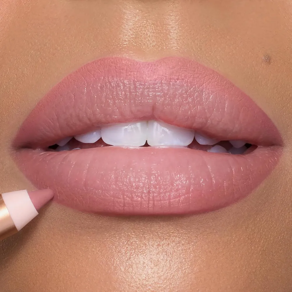 b0dl3jfsg8_4_webp.webp Charlotte Tilbury Lip Cheat Lápiz delineador de labios | Charla de almohada - rosa nude