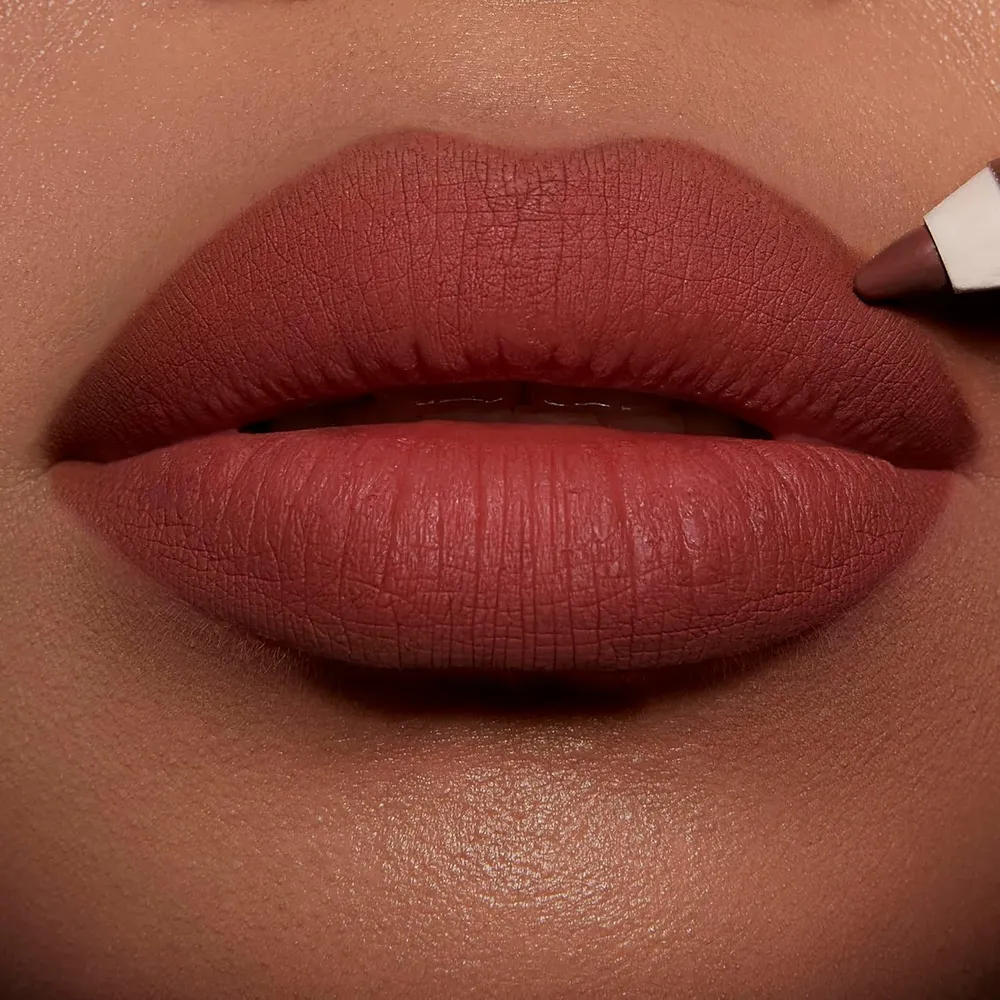 b0dpcst96b_3_webp.webp Charlotte Tilbury Lip Cheat Lápiz delineador de labios | Hollywood Honey - marrón caramelo