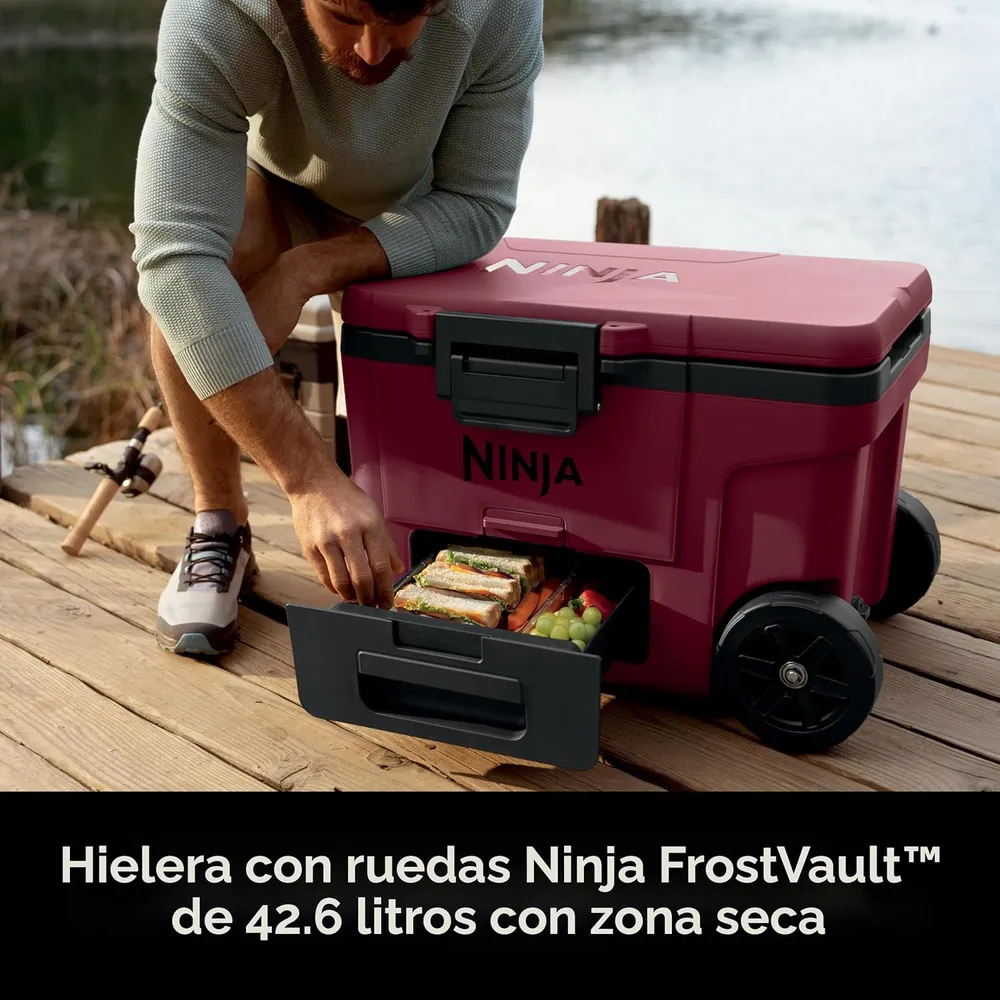 Ninja nevera portátil Frostvault FB245MR, con ruedas y cajón seco, 45 qt / 42,6 L | Merlot