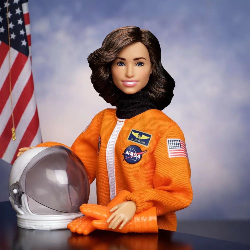 b0dqwt425p_1_webp.webp BARBIE SIGNATURE ELLEN OCHOA MUÑECA ASTRONAUTA
