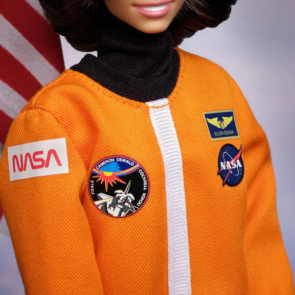 b0dqwt425p_3_webp.webp BARBIE SIGNATURE ELLEN OCHOA MUÑECA ASTRONAUTA