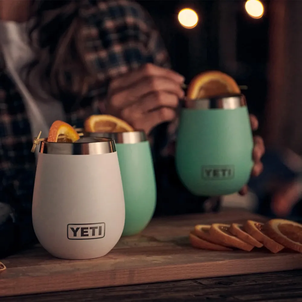YETI Rambler Vaso de vino de 10 oz de acero inoxidable con tapa MagSlider color celeste