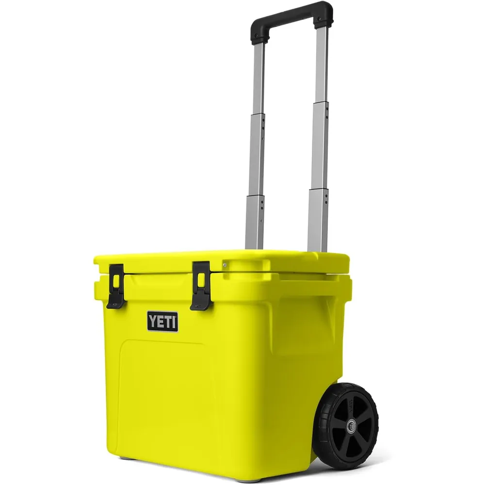 YETI Roadie 32 Cooler Con Ruedas Y Mango Retráctil | Amarillo Neón