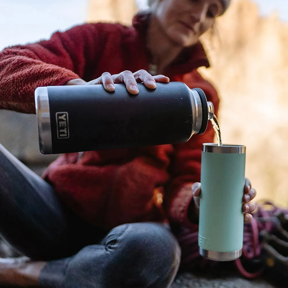 b0dtkvwnyx_5_webp.webp YETI Botella Rambler con Tapa de Chupón de 46 oz | Violeta