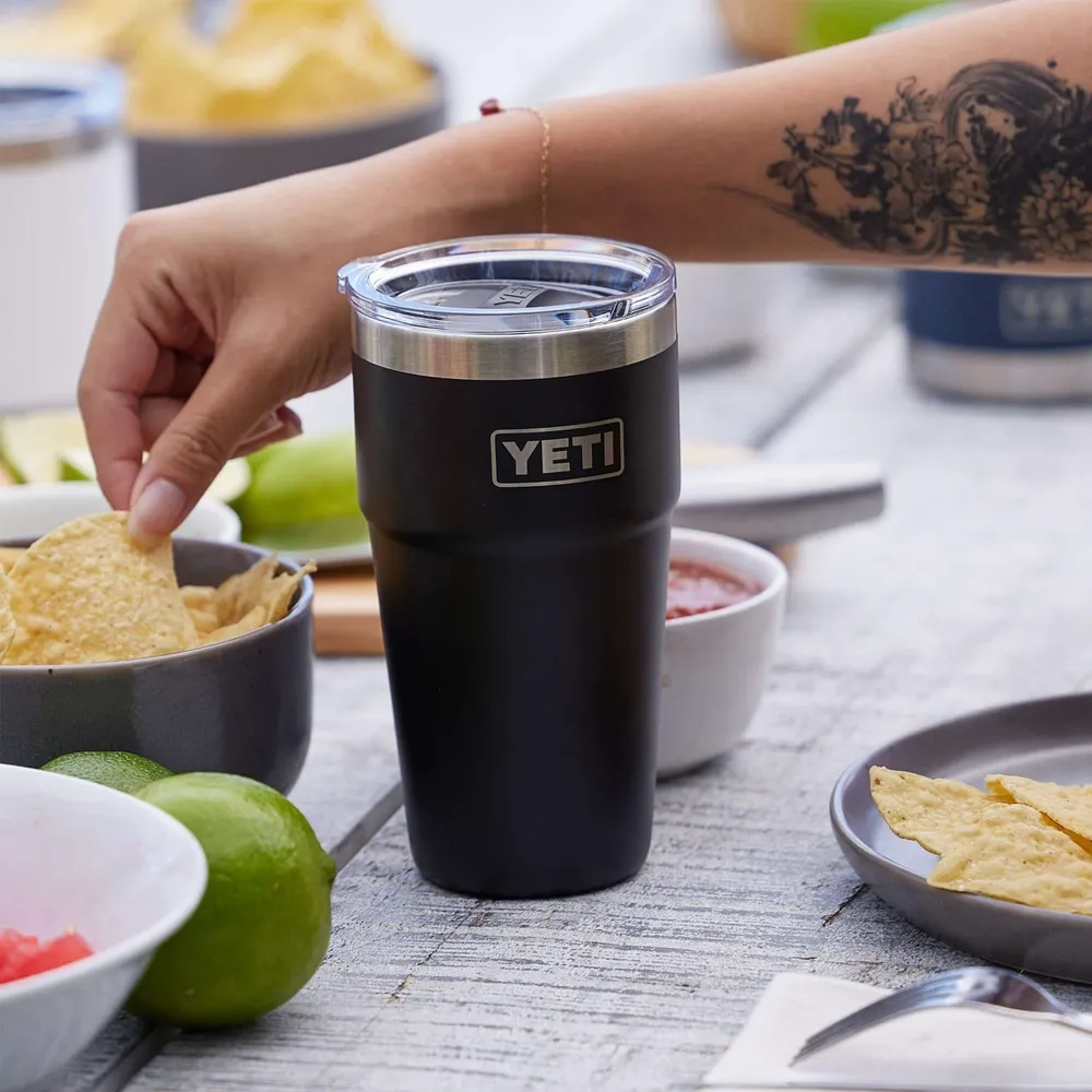YETI Rambler Vaso de 20 oz de acero inoxidable y tapa MagSlider color anaranjado