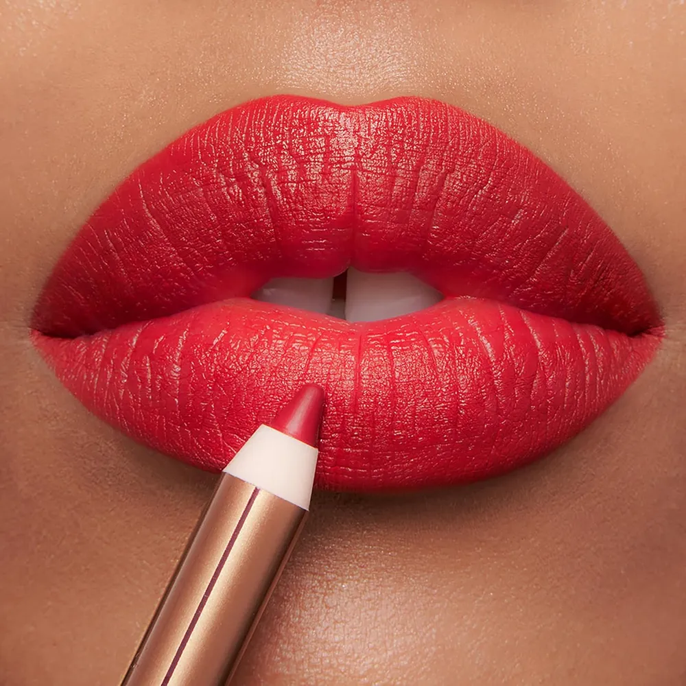 Charlotte Tilbury Lip Cheat Lápiz delineador de labios | Alfombra roja roja - rojo en tonos azules