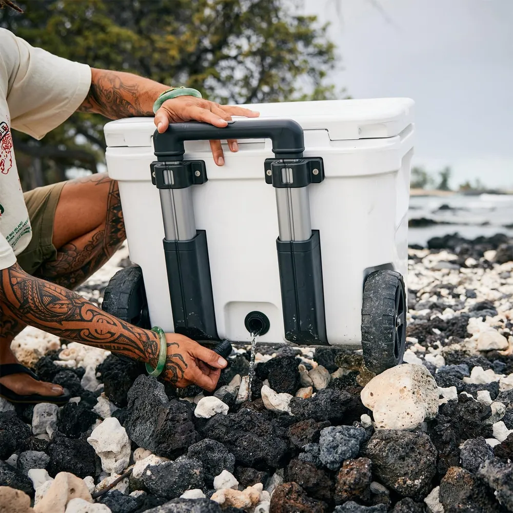 YETI Roadie 32 Cooler Con Ruedas Y Mango Retráctil | Rosa Bebé