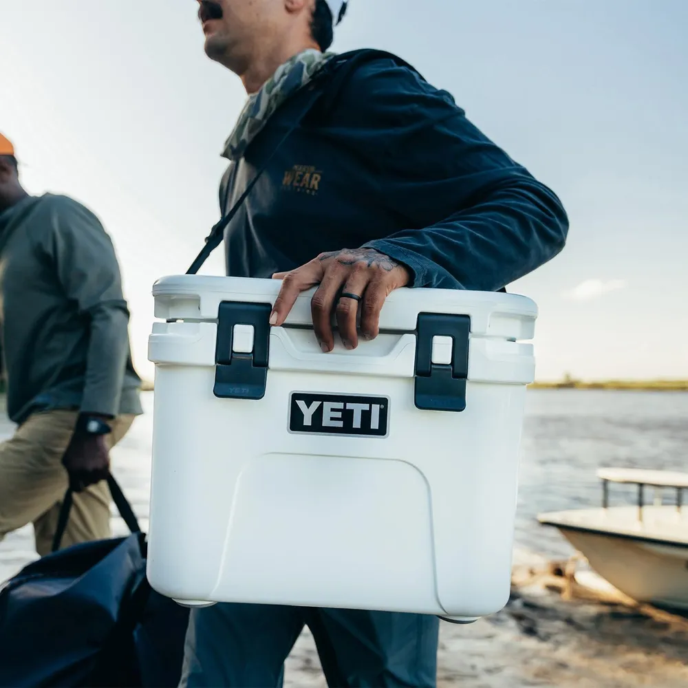 YETI Roadie 15 Cooler Duro Con Correa De Hombro | Rosa Bebé