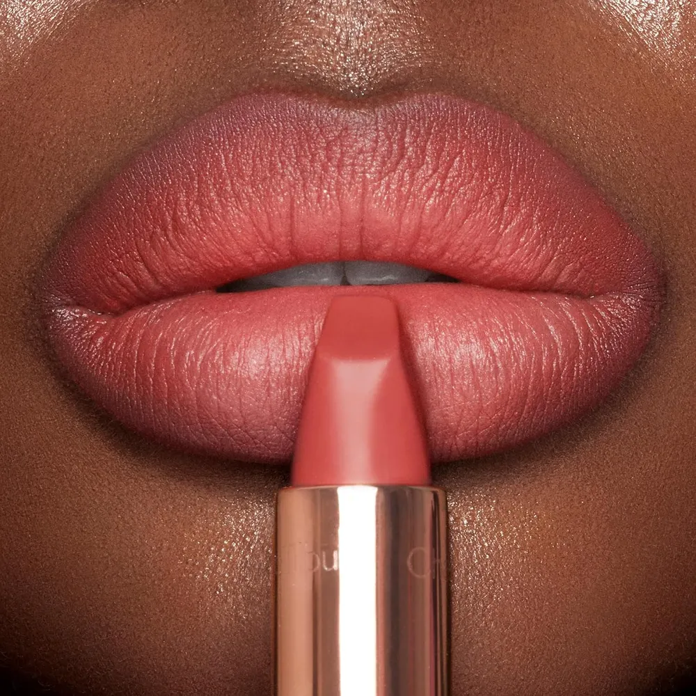 Charlotte Tilbury Revolution Lápiz labial mate | Sienna sexy - coral dorado