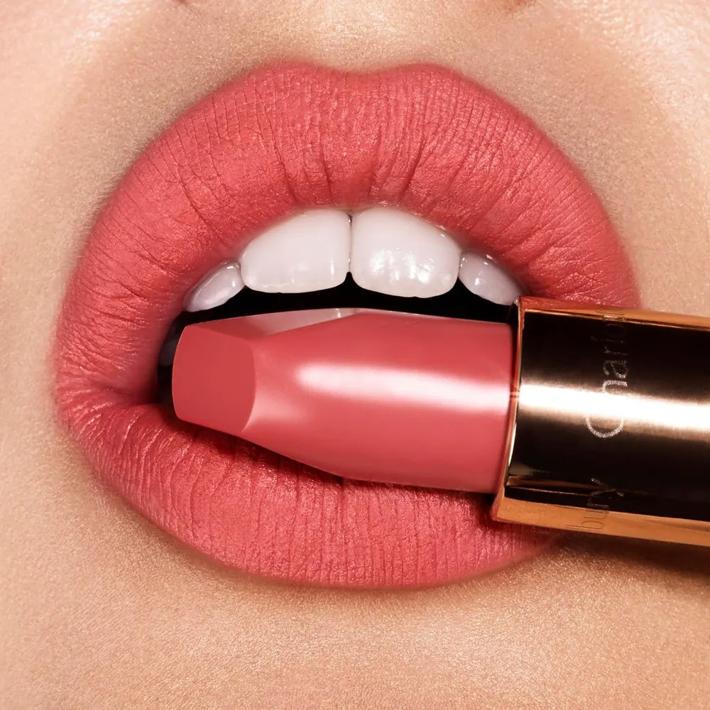 Charlotte Tilbury Revolution Lápiz labial mate | Sienna sexy - coral dorado