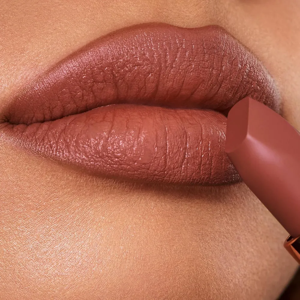 Charlotte Tilbury Revolution Lápiz labial mate | Super Fabuloso - marrón rosado intenso
