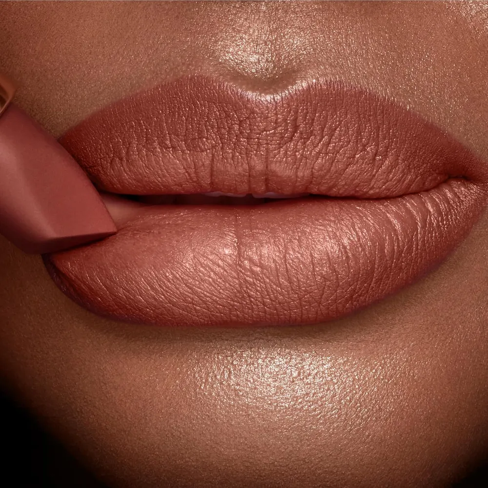 Charlotte Tilbury Revolution Lápiz labial mate | Super Fabuloso - marrón rosado intenso