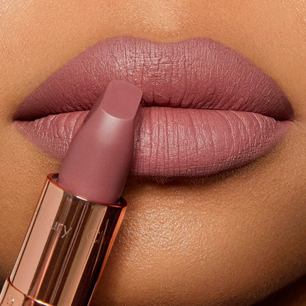Charlotte Tilbury Revolution Lápiz labial mate | Very Victoria - nude topo